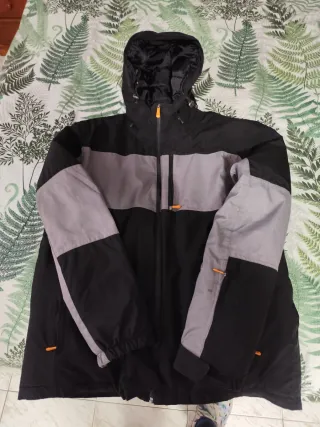 Chaqueta de esquí negra y gris