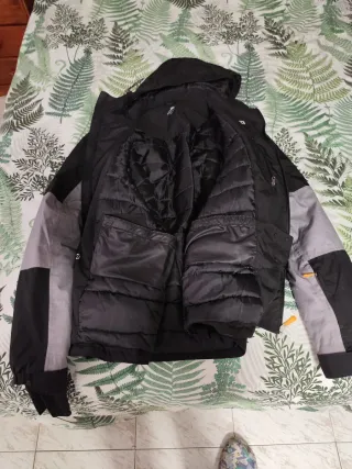 Chaqueta de esquí negra y gris