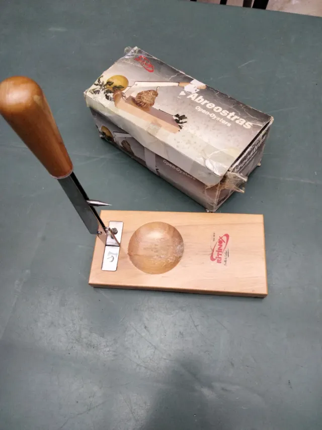 Abre ostras vintage madera y metal
