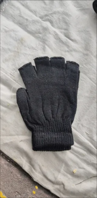 Guantes sin dedos negros