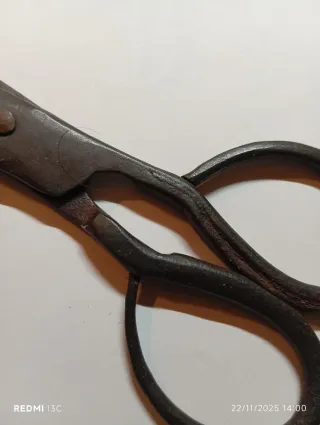 Forbici antiche in metallo battuto