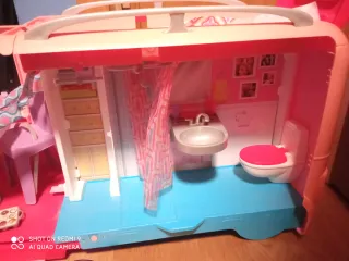 Autocaravana Barbie con piscina y tobogán