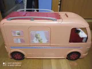 Autocaravana Barbie con piscina y tobogán