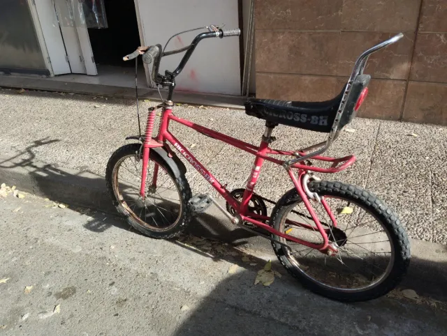 Bicicleta BMX Roja Marca BH