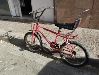 Bicicleta BMX Roja Marca BH