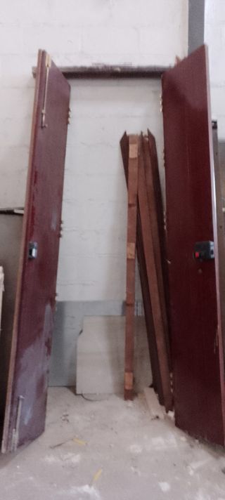 Puerta antigua de madera color burdeos