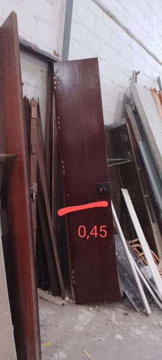 Puerta antigua de madera color burdeos