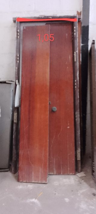 Puerta antigua de madera color burdeos