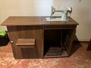máquina de coser con mueble