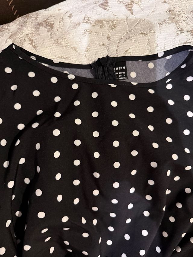 Vestido negro con lunares blancos