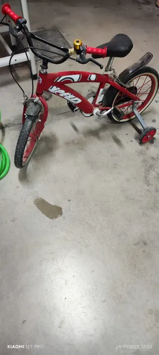 Bicicleta infantil roja con ruedines