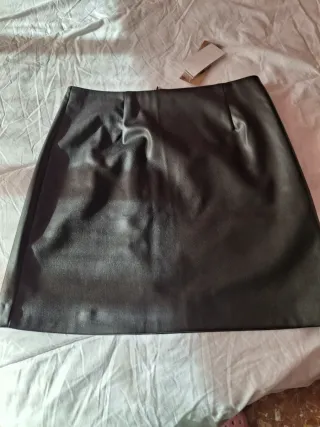Falda negra efecto piel