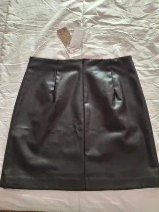 Falda negra efecto piel