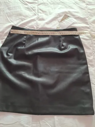 Falda negra efecto piel
