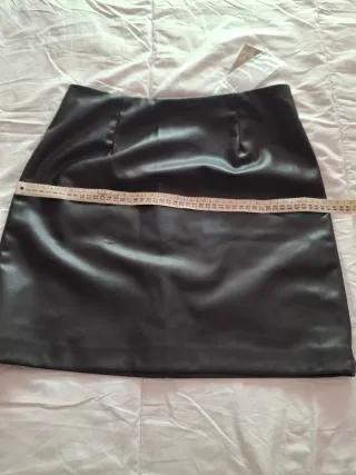 Falda negra efecto piel