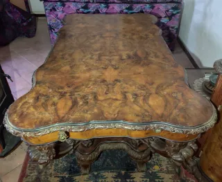 Tavolo Chippendale legno e radica- intagliato