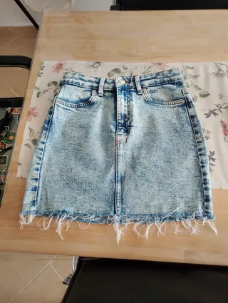 Falda vaquera desgastada