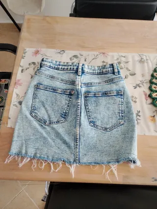 Falda vaquera desgastada