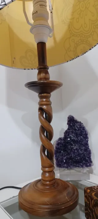 Lámpara de madera tallada