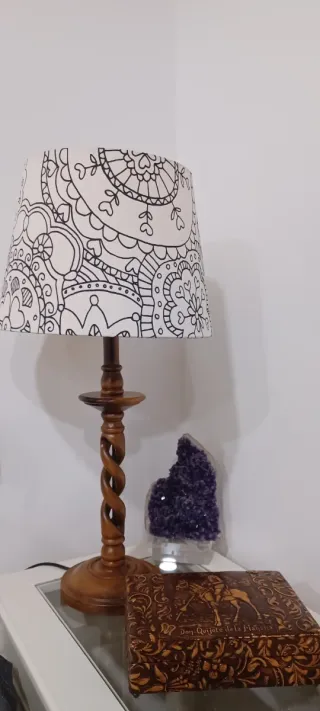 Lámpara de madera tallada