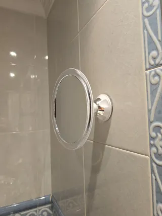 Espejo de baño con aumento blanco y metacrilato.