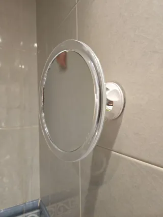 Espejo de baño con aumento blanco y metacrilato.