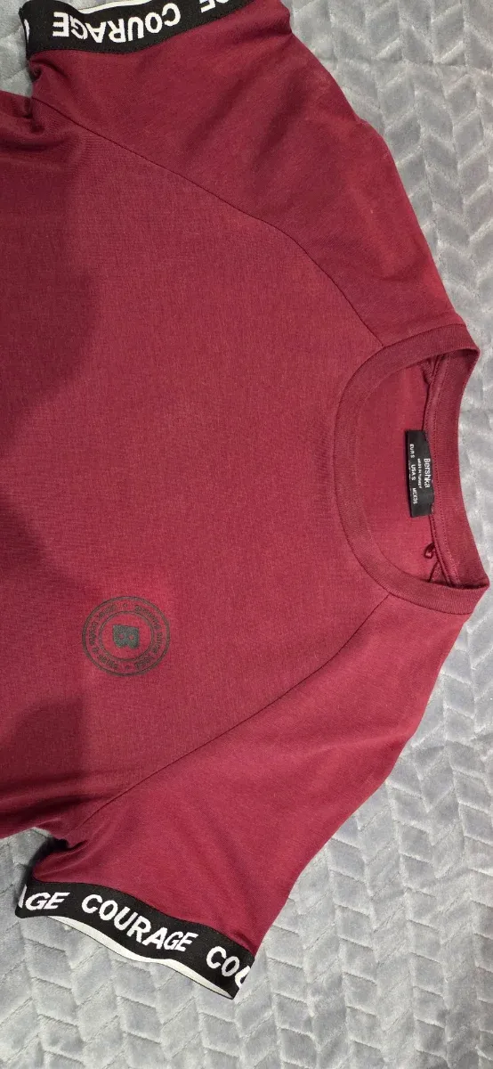 Camiseta roja con logo