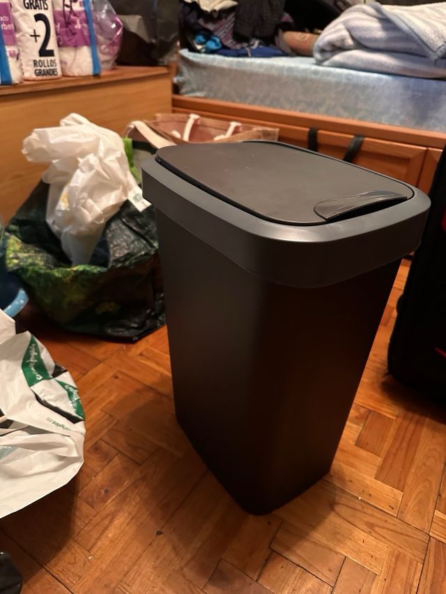 Contenedor de basura gris y negro