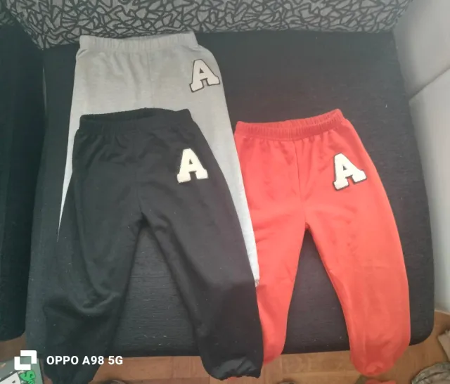 Pantalones niño con letra A