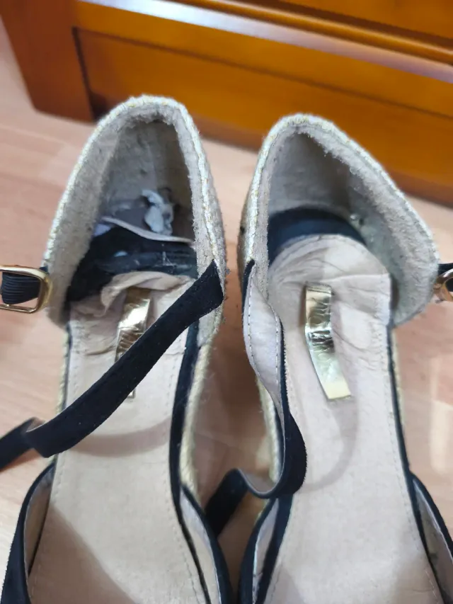 Sandalias cuña negras y beige