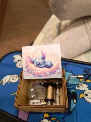 Carillon in legno intagliato con la manovella suon