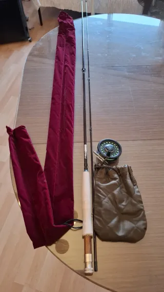 Cañas de pescar con carretes y fundas