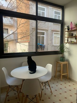 Mesa redonda con 4 sillas