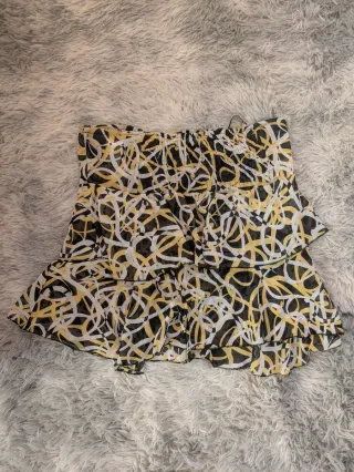 Falda corta estampada amarillo y negro