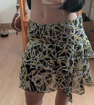 Falda corta estampada amarillo y negro