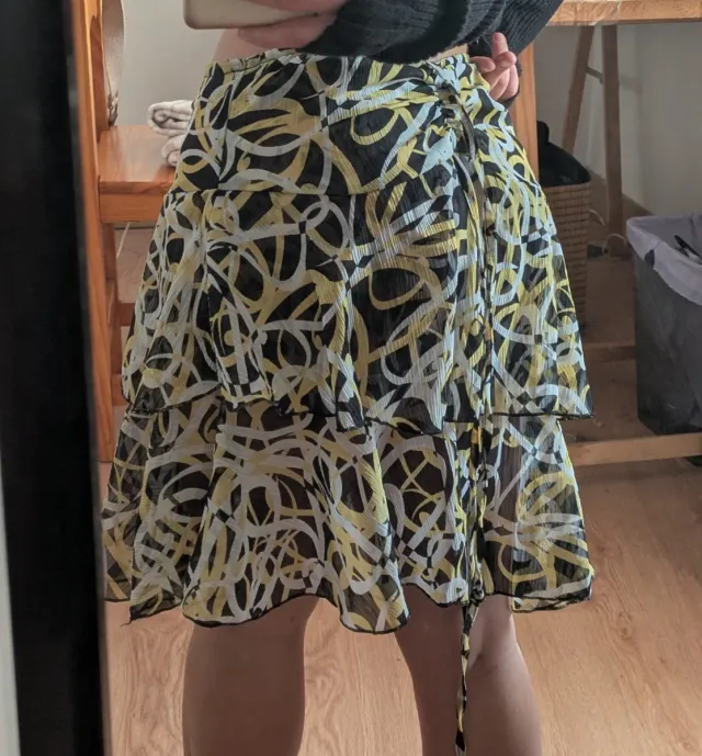 Falda corta estampada amarillo y negro