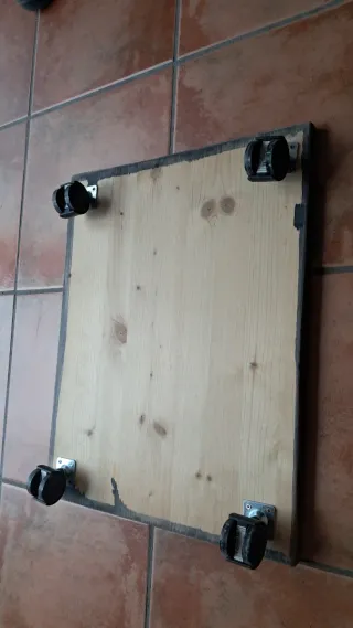 Plataforma de madera con 4 ruedas.