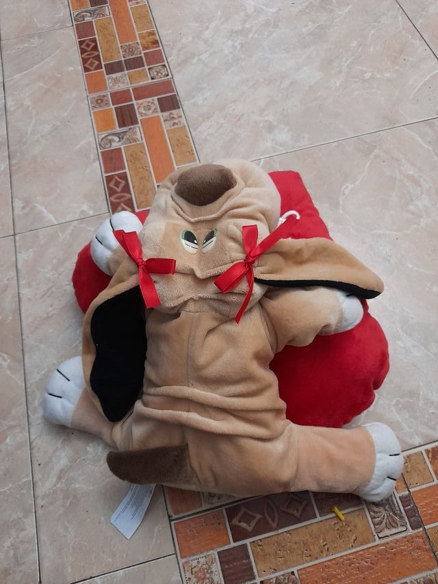Peluche de perro marrón con lazos rojos