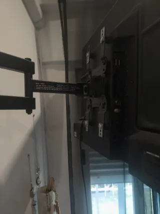 Smart TV Hisense 32 Negro con brazo soporte