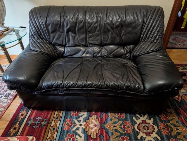 Sofá de piel negro