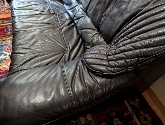 Sofá de piel negro