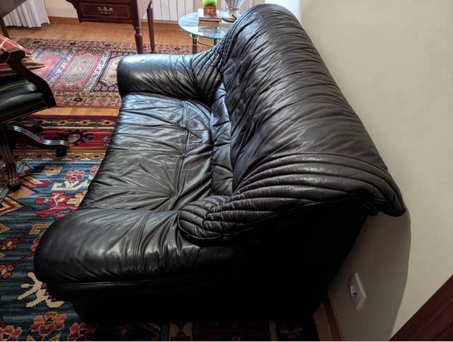 Sofá de piel negro