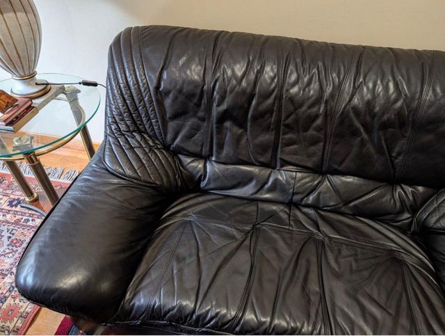 Sofá de piel negro