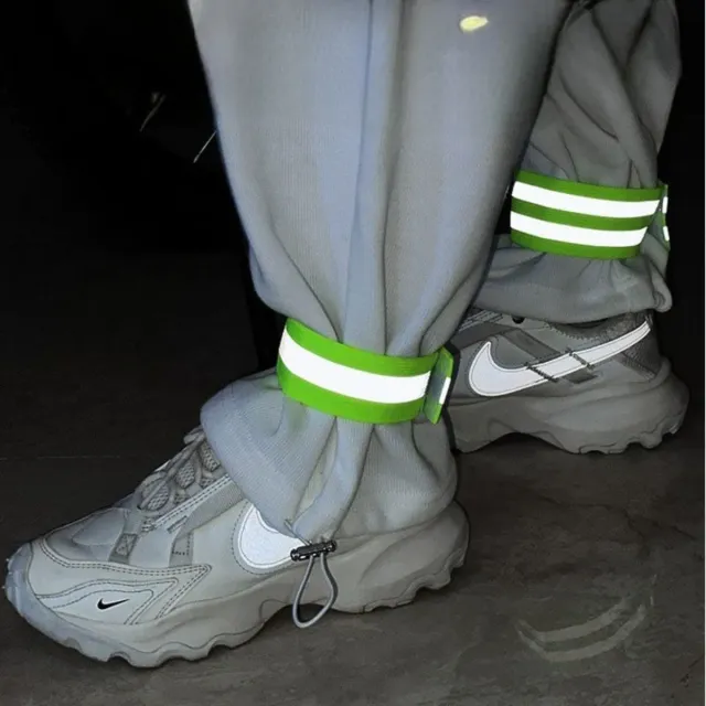 Cinturones reflectantes verdes y blancos