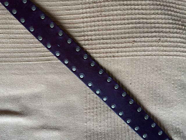 Cinturón Nicoli granate con Tachuelas doradas.