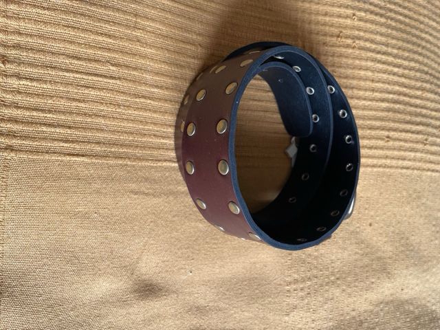 Cinturón Nicoli granate con Tachuelas doradas.