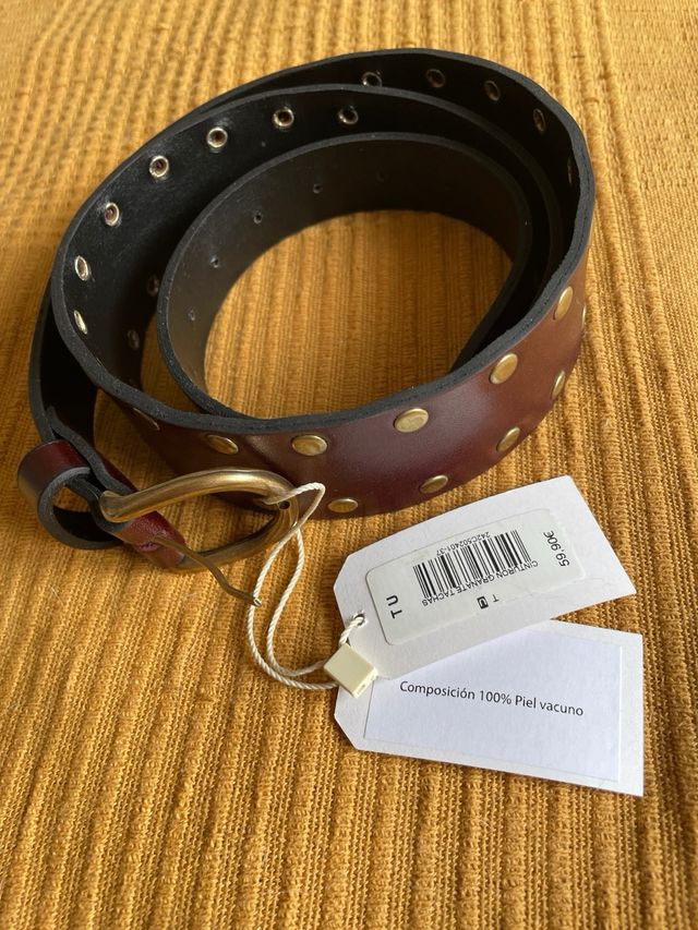 Cinturón Nicoli granate con Tachuelas doradas.