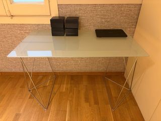 Tavolo da scrivania in vetro con gambe in acciaio