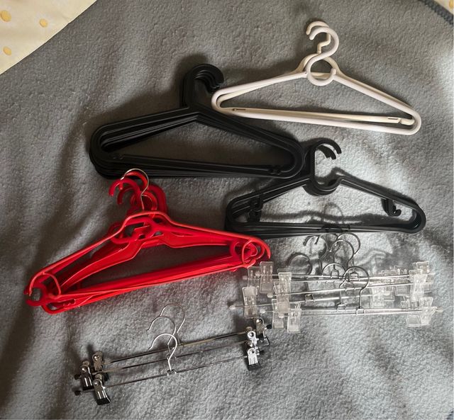 Lote de 30 perchas variadas