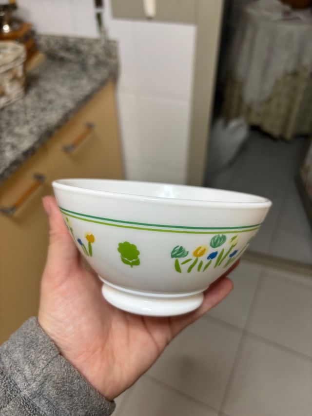 Cuencos de cerámica con flores